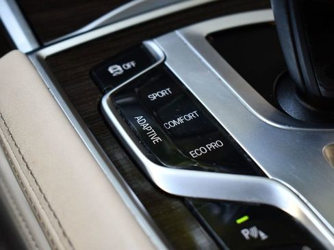 Used 2017 BMW 750i xDrive image 32