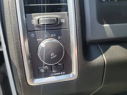 Used 2018 RAM 3500 SLT w/ Luxury Group RWD image 16