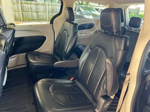 Used 2017 Chrysler Pacifica Touring-L Plus w/ Advanced Safetytec Group FWD image 8