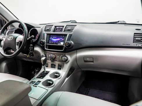 Used 2013 Toyota Highlander SE image 16