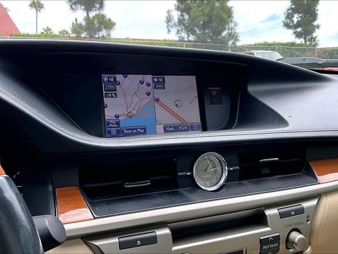 Used 2014 Lexus ES 300h w/ Luxury Package w/Bamboo Trim FWD image 34