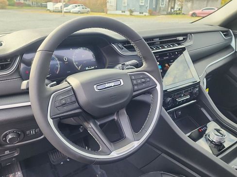 New 2025 Jeep Grand Cherokee Altitude image 10