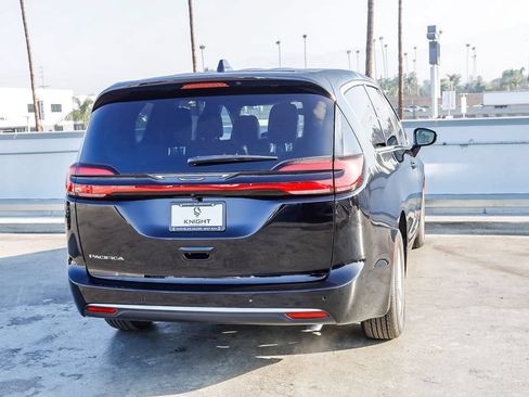 New 2027 Chrysler Pacifica Select FWD image 9