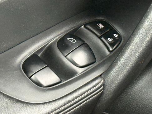 Used 2018 Nissan Rogue SV AWD/4WD image 34