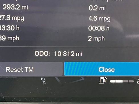 Used 2025 Volvo XC40 B5 Plus image 27