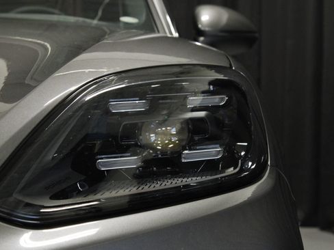 Certified 2025 Porsche Cayenne AWD/4WD image 28