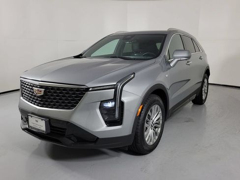 Used 2025 Cadillac XT4 Premium Luxury FWD image 2