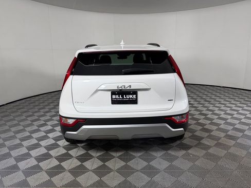 Used 2025 Kia Niro LX image 8