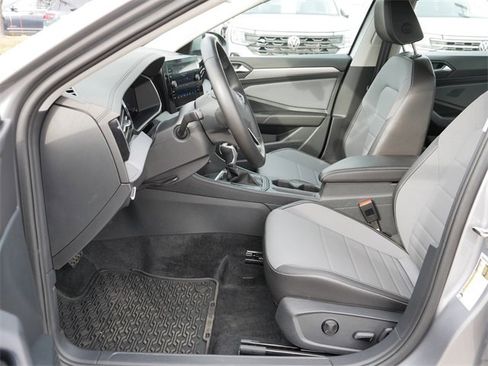 Certified 2025 Volkswagen Jetta SE image 13