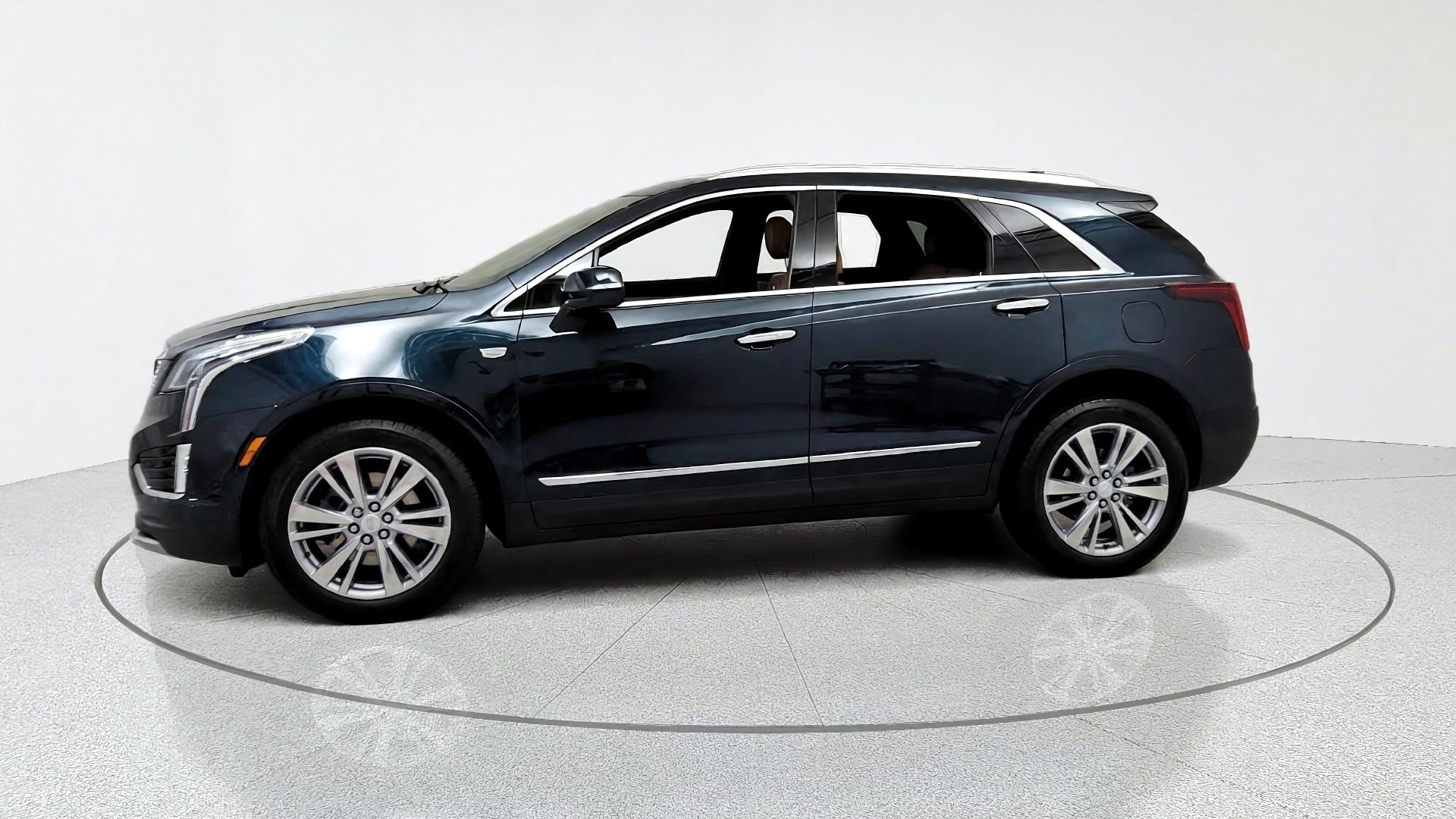Used 2024 Cadillac XT5 Premium Luxury w/ Technology Package AWD/4WD image 2