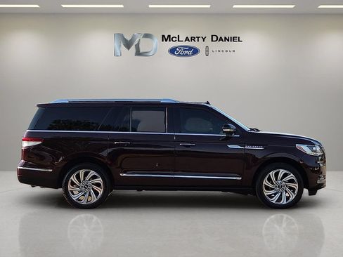 Used 2023 Lincoln Navigator L Reserve AWD/4WD image 6