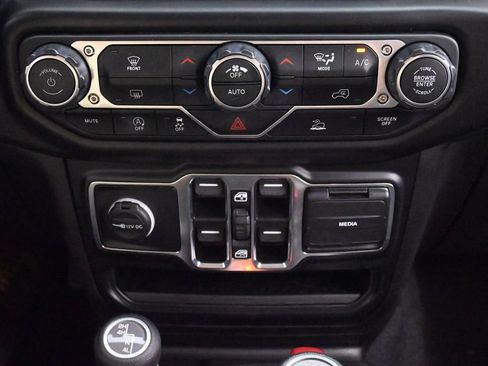 Used 2022 Jeep Wrangler Unlimited Sahara w/ LED Lighting Group AWD/4WD image 32