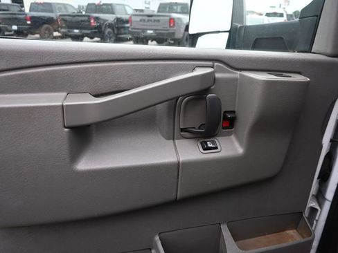 Used 2017 Chevrolet Express 3500 RWD image 18