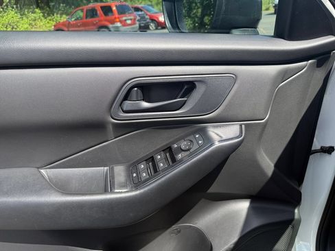 Used 2024 Nissan Rogue S FWD image 12