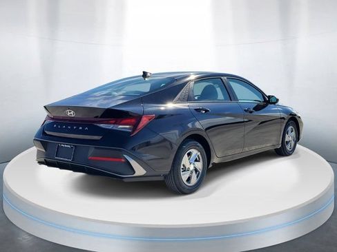 Used 2026 Hyundai Elantra SE FWD image 4