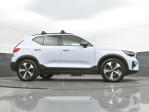 Certified 2025 Volvo XC40 B5 Plus AWD/4WD image 36