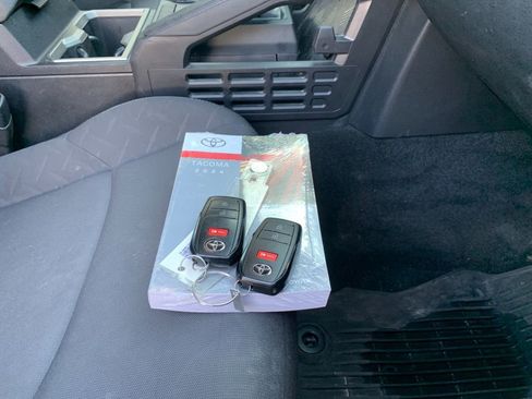 Used 2024 Toyota Tacoma TRD Off-Road image 9