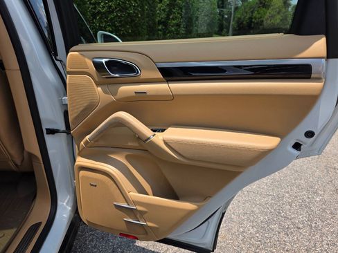 Used 2016 Porsche Cayenne AWD/4WD image 34