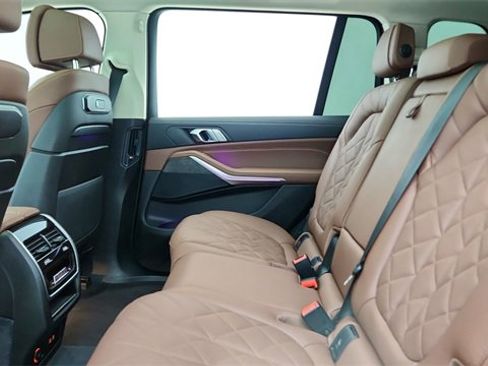 Used 2025 BMW X7 xDrive40i w/ Parking Assistance Package image 28