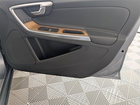 Used 2016 Volvo S60 T5 Inscription Platinum image 31