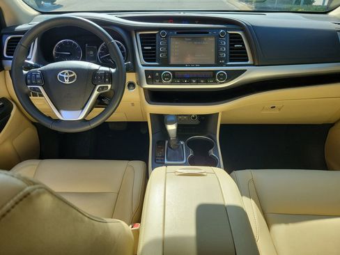 Used 2019 Toyota Highlander XLE FWD image 13