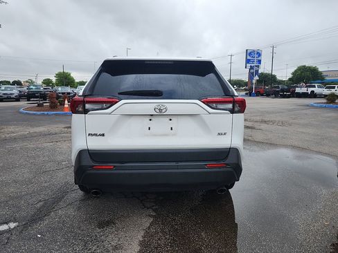 Used 2020 Toyota RAV4 XLE Premium image 4