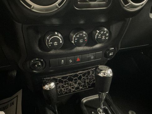 Used 2015 Jeep Wrangler Unlimited Sahara w/ Connectivity Group AWD/4WD image 14