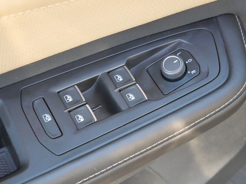 Certified 2025 Volkswagen Atlas Cross Sport SE image 19