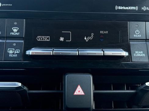 Used 2021 Toyota Highlander XLE image 25