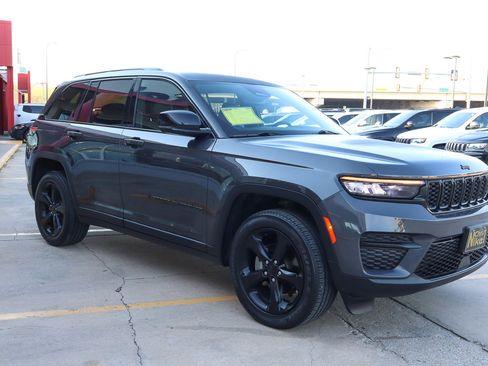 Used 2023 Jeep Grand Cherokee Altitude image 4
