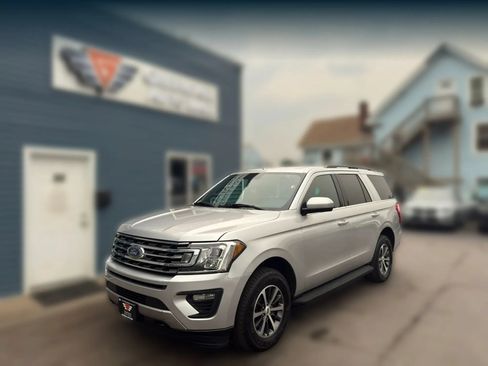 Used 2018 Ford Expedition XLT AWD/4WD image 2