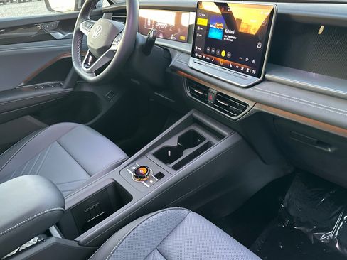 New 2026 Volkswagen Tiguan SE FWD image 16
