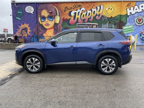 Used 2021 Nissan Rogue SV image 2