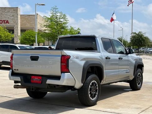 Used 2025 Toyota Tacoma TRD Off-Road AWD/4WD image 4