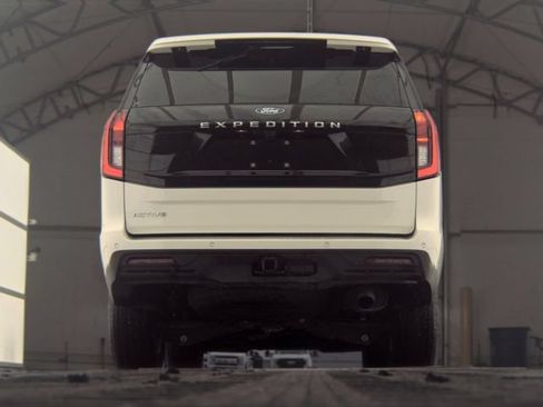 Used 2025 Ford Expedition Active AWD/4WD image 5