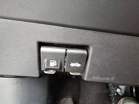 Used 2025 Nissan Versa SV FWD image 31
