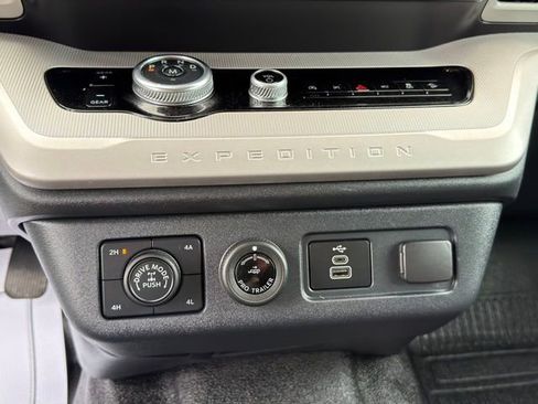 Used 2025 Ford Expedition Max XL AWD/4WD image 18