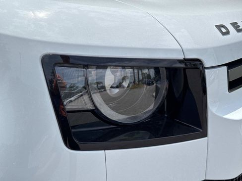 Used 2025 Land Rover Defender 110 X-Dynamic SE image 8