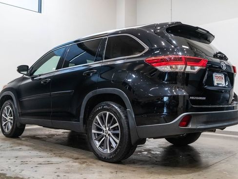 Used 2019 Toyota Highlander XLE AWD/4WD image 7