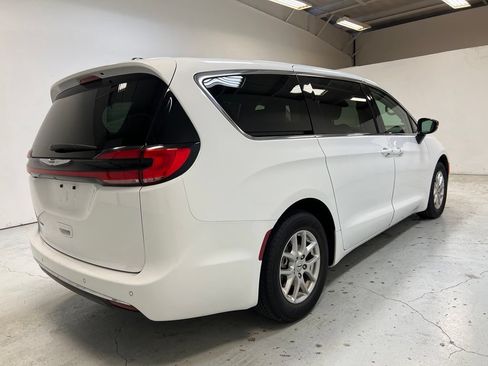 Used 2024 Chrysler Pacifica Touring-L FWD image 9