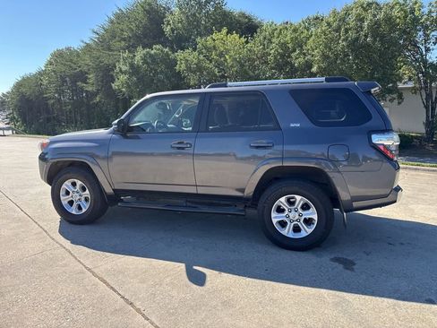 Used 2022 Toyota 4Runner SR5 Premium w/ Moonroof Package AWD/4WD image 11