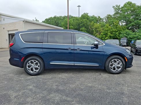Used 2022 Chrysler Pacifica Limited w/ Uconnect Theater Family Group AWD/4WD image 13