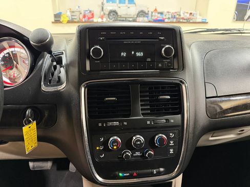 Used 2017 Dodge Grand Caravan SE FWD image 33
