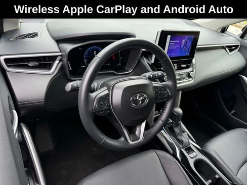 Used 2025 Toyota Corolla Cross XLE FWD image 3