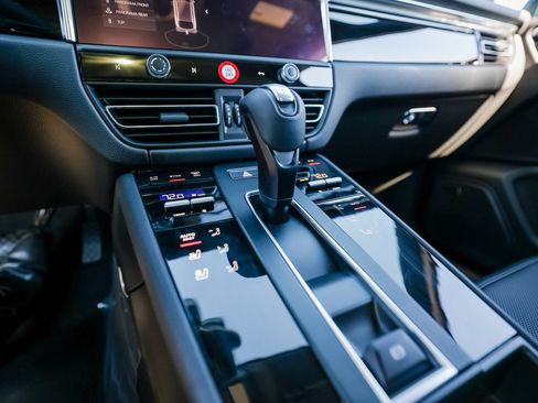 Certified 2026 Porsche Macan AWD/4WD image 20