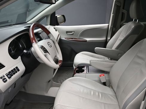Used 2013 Toyota Sienna XLE image 19