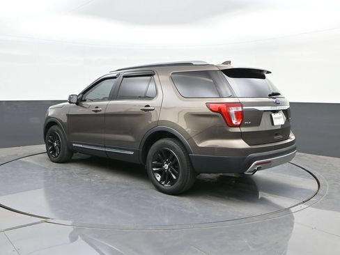 Used 2016 Ford Explorer XLT w/ Equipment Group 202A FWD image 5