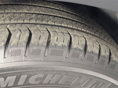 Certified 2025 Chevrolet Equinox EV LT image 9