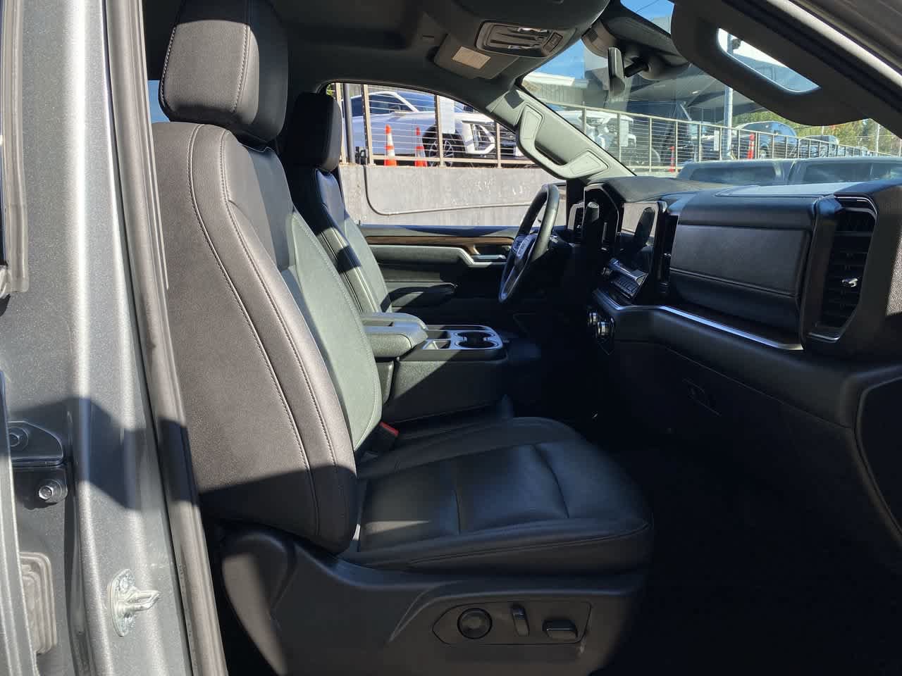Used 2025 GMC Sierra 1500 SLT AWD/4WD image 18