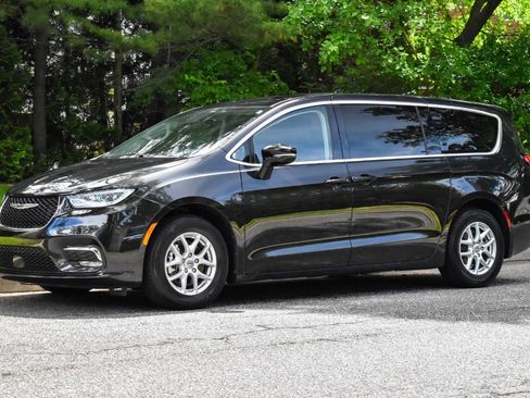 Used 2024 Chrysler Pacifica Touring-L FWD image 2